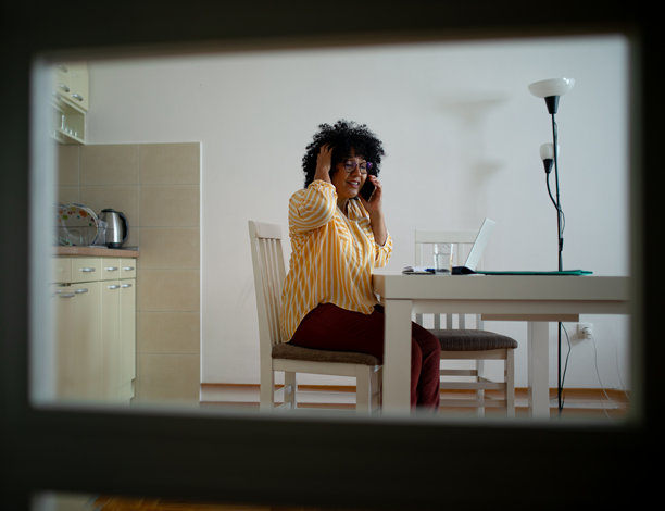 在家工作的女性在远程工作时打电话 - 股票照片图片下载