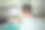 在家厨房使用笔记本电脑和智能手机远程工作的女性 - 股票照片图片下载
