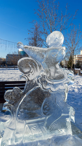 冰雕的马戏团海豹与冰镇中的球。冰雕。儿童冬季娱乐。新年和圣诞节。竖版图片图片下载