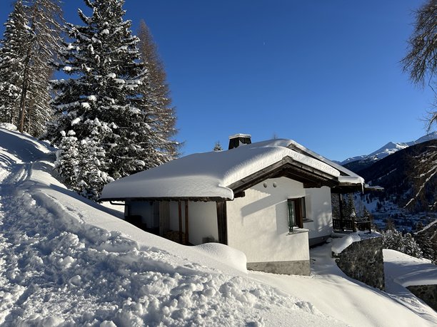 瑞士格劳宾登州达沃斯的冬季氛围中的瑞士阿尔卑斯度假屋、山地别墅和度假公寓图片下载