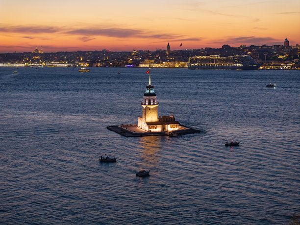 翻新后的新少女塔与经典的伊斯坦布尔博斯普鲁斯海峡无人机照片，乌斯屈达尔，伊斯坦布尔，土耳其图片下载