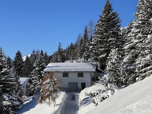 瑞士格劳宾登州达沃斯的冬季氛围中的瑞士阿尔卑斯度假屋、山地别墅和度假公寓图片下载