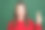 穿红色毛衣的女孩在绿色背景下微笑并做出V字手势的肖像照片图片下载