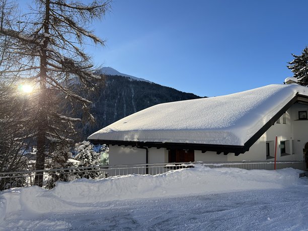 瑞士格劳宾登州达沃斯的冬季氛围中的瑞士阿尔卑斯度假屋、山地别墅和度假公寓图片下载