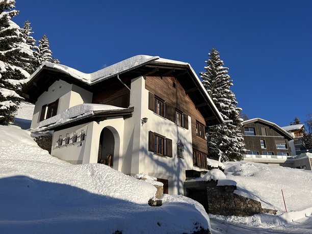 瑞士格劳宾登州达沃斯的冬季氛围中的瑞士阿尔卑斯度假屋、山地别墅和度假公寓图片下载