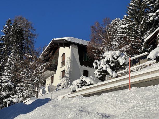 瑞士格劳宾登州达沃斯的冬季氛围中的瑞士阿尔卑斯度假屋、山地别墅和度假公寓图片下载