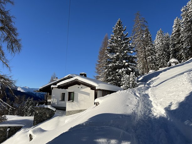 瑞士格劳宾登州达沃斯的冬季氛围中的瑞士阿尔卑斯度假屋、山地别墅和度假公寓图片下载