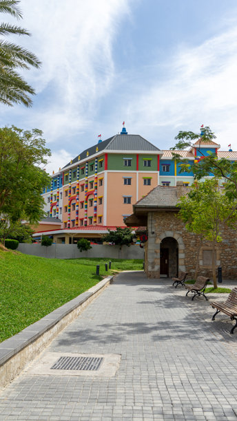 迪拜乐高酒店度假村的五彩缤纷建筑，位于阿联酋杰贝阿里。与孩子们一起游玩的主题公园之旅。竖版图片图片下载