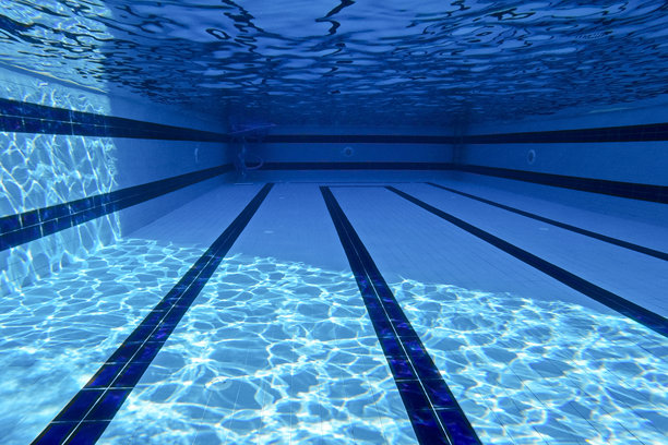 游泳池中的水下GoPro照片，带有泳道标记和气泡图片下载