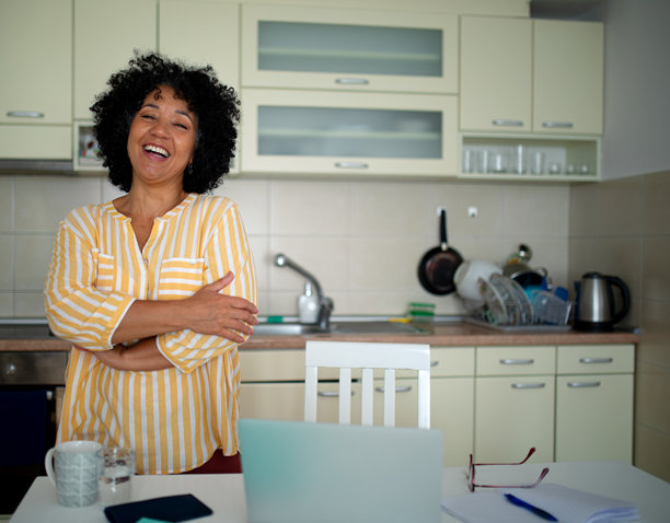 在厨房工作时开心地大笑的女性 - 股票照片图片下载