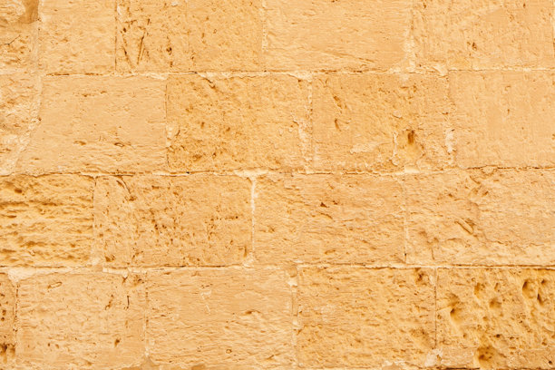 米色石墙纹理在温暖光线下—马耳他建筑与历史的编辑照片图片下载