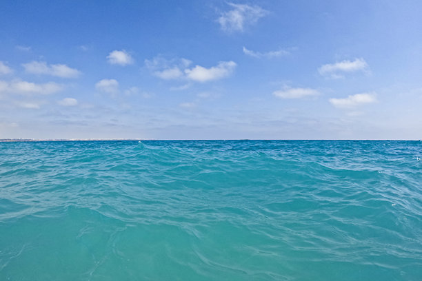 安塔利亚海洋在晴朗天空下的GoPro照片图片下载