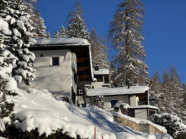 瑞士格劳宾登州达沃斯的冬季氛围中的瑞士阿尔卑斯度假屋、山地别墅和度假公寓图片下载