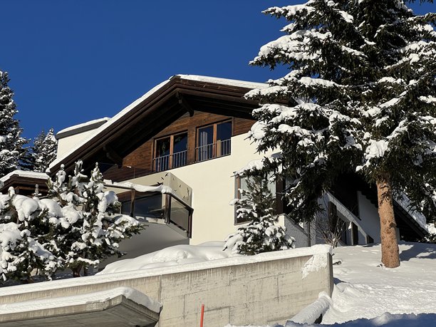 瑞士格劳宾登州达沃斯的冬季氛围中的瑞士阿尔卑斯度假屋、山地别墅和度假公寓图片下载