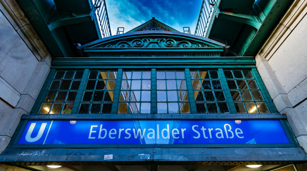 柏林普伦茨劳贝格的埃伯斯瓦尔德街地铁站 – 编辑照片图片下载