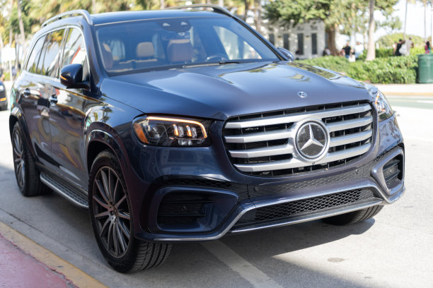 2025年梅赛德斯-奔驰GLS SUV黑色汽车。豪华跨界车梅赛德斯-奔驰GLS型号。黑色梅赛德斯-奔驰汽车停放在户外。梅赛德斯-奔驰GLS，侧面视角。图片下载