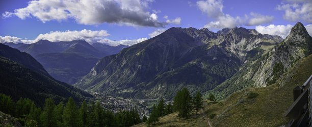 极高分辨率的全景彩色图像，由五张图片合成，展示了美丽的意大利小镇库尔马耶尔，因接待环勃朗峰徒步旅行者而闻名。图片下载