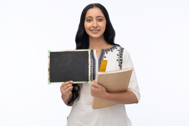 年轻女教师手持黑板的照片，背景为白色图片下载