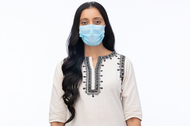 戴着面部防护口罩的年轻女性照片图片下载