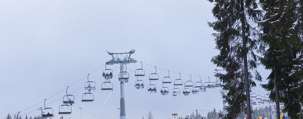 滑雪。圣诞节期间，在乌克兰布科韦尔的雪山上，许多人在冬天滑雪。图片下载