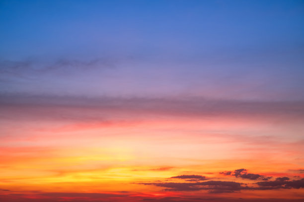 天空，美丽的日落景色，奢华柔和的渐变橙金色云彩和阳光在蓝色戏剧性天空上，非常适合作为背景，早晨，傍晚，暮光，气候变化，水平日落照片图片下载