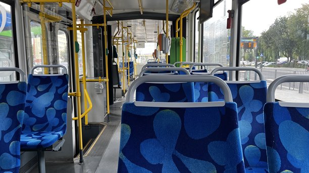波兰什切青 - 2025年8月1日：宽敞的电车内部，配有蓝色软垫座椅和大窗户，非常适合城市旅行的图片。图片下载