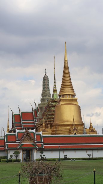 泰国风格的建筑和佛像在玉佛寺图片下载