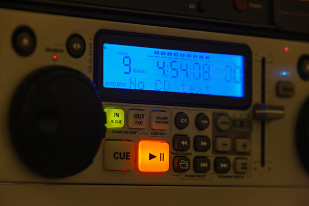 专业的旧CD播放器，复古电子产品，带LED灯和按钮的蓝色显示屏图片下载