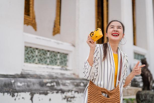 一位亚洲女性独自旅行者探索古老的寺庙建筑，在拥抱漫游癖精神的变革之旅中，拍摄令人惊叹的照片，发现世界文化遗产和圣地。图片下载
