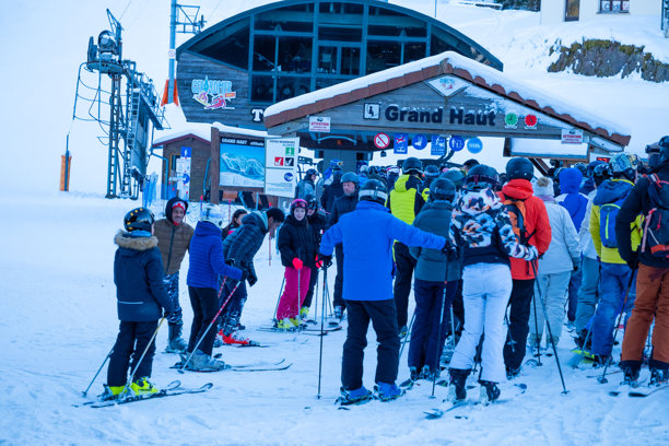 滑雪者和单板滑雪者，各年龄段的人们都在享受山地运动，拥挤的缆车站反映了高山度假村旺季的受欢迎程度，冬季趣味活动，法国热拉尔梅 - 2024年12月27日图片下载