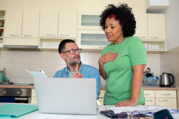 一对夫妇在厨房为账单争吵，承受财务压力——素材照片图片下载