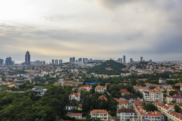 无人机拍摄的中国山东省青岛老城区欧式建筑的航拍照片图片下载