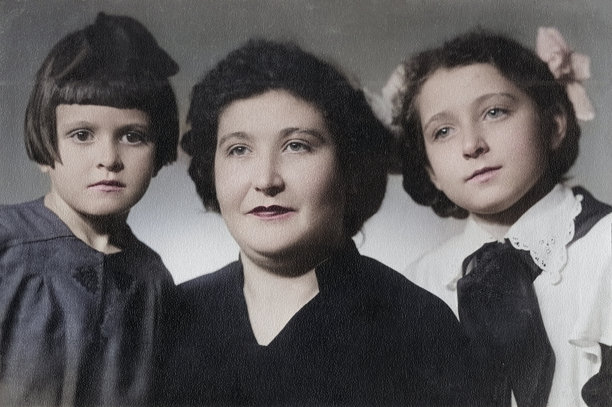 复古风格的母女三人肖像照。家庭回忆。1957年老照片图片下载