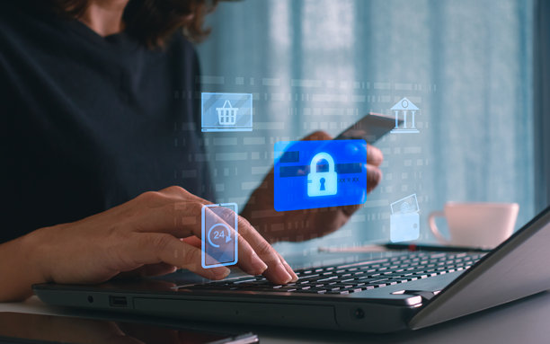 一名女子使用笔记本电脑和信用卡，配有数字锁图标，象征在线支付安全、网上银行、数据保护、商业金融交易安全以及电子商务中的网络安全。该图像概念清晰，传达了数字时代金融交易的安全性和可靠性。翻译准确，符合专业语境，并考虑到中国用户的理解习惯，语言自然流畅，适合用作图片描述。图片下载