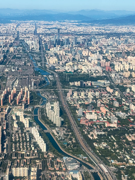 城市空中视角。透过飞机舷窗看到的城市。航拍照片。图片下载