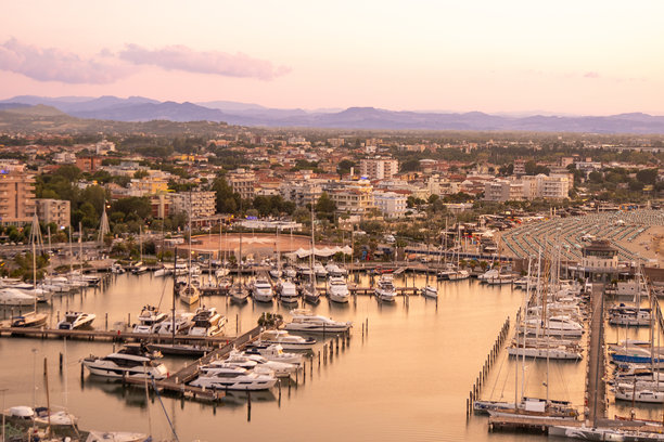 意大利里米尼海滨度假胜地的海港，俯瞰海滨，有酒店和公寓，适合意大利假日。 "top view" 意为“俯视视角”或“鸟瞰图”，这里翻译为“俯瞰海滨”更符合语境。"hotels apartments" 意为“酒店和公寓”，直译即可。"Italy holidays" 意为“意大利假日”，直译即可。整体翻译流畅自然，符合图片描述的语境。图片下载