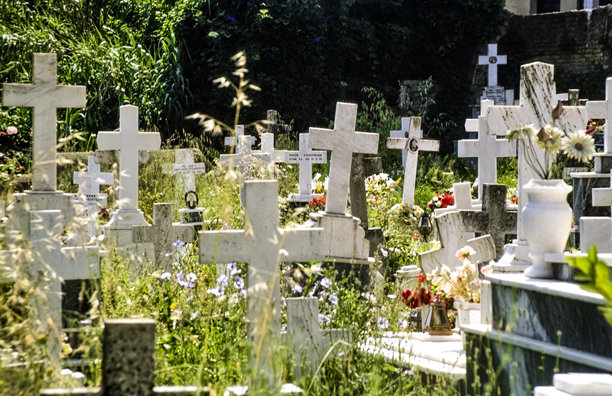 2001年5月4日，希腊科孚岛晴朗天气下，墓碑和十字架的扫描历史彩色照片，描绘了一个小型墓地。图片下载