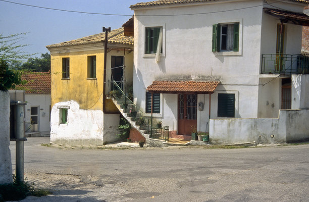 2001年5月4日，希腊科孚岛一座古老村庄中心，在正午阳光下，一条废弃的狭窄小巷的扫描历史彩色照片图片下载