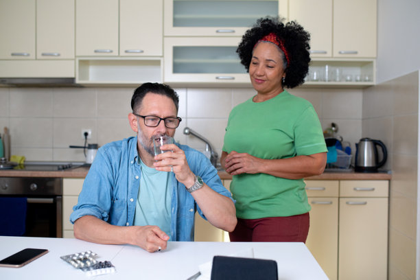 成熟的跨种族情侣为健康支持而服药的素材照片图片下载