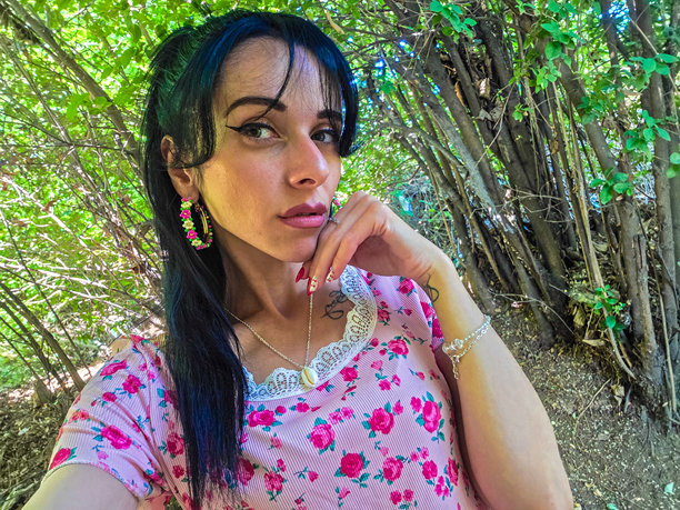 一位表情平静的女性照片。图片下载