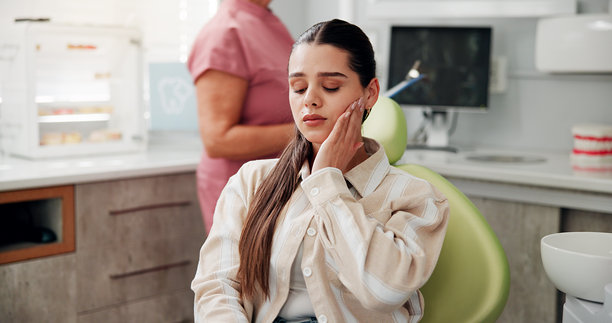 女性，牙科检查，口腔卫生，牙齿美白或健康咨询。牙科护理，客户和患者进行蛀牙拔除、根管检查及诊所服务图片下载