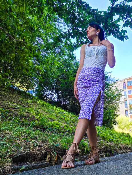 一位表情平静的女性照片。图片下载