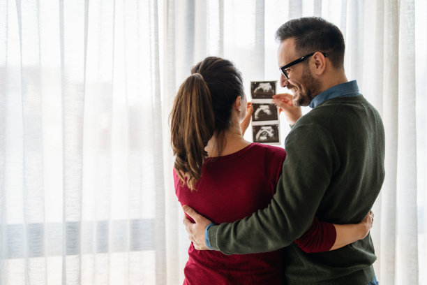 准父母拿着宝宝的超声波照片，新家庭，爱，婴儿图片下载