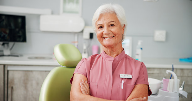 医生交叉双臂，肖像，医疗保健，一位女牙医在办公室进行口腔护理或牙齿美白。预约、卫生和微笑，一位成熟的牙科专业人士在诊所咨询。图片下载