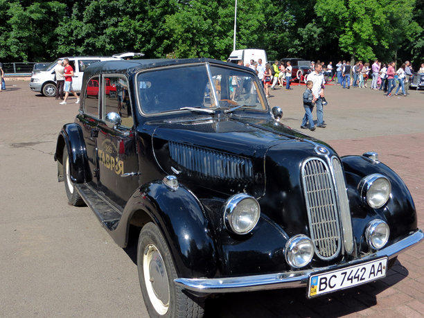 经典黑色复古宝马335在明媚的阳光下户外汽车活动中展出图片下载