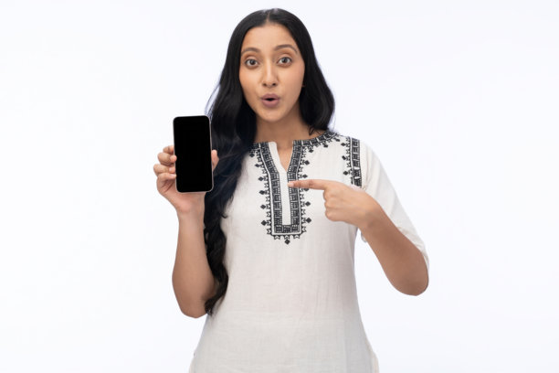 年轻女子在白色背景上展示手机屏幕的图片素材图片下载