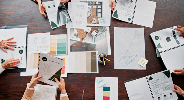 规划、创意和商业人士在会议中讨论项目创意、研究和想法。设计公司、办公室和员工们带着文件进行团队合作、协作和品牌策略。图片下载