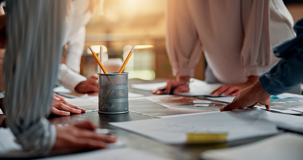 规划、创意和商业人士在会议中为项目构思、研究和讨论。设计公司、办公室和员工处理文件，进行团队合作、协作和品牌战略。图片下载