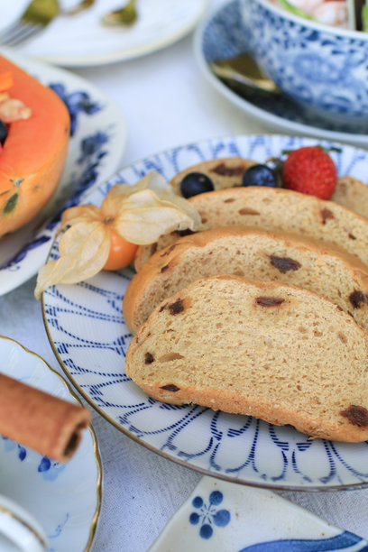 自制多谷物酸奶面包，配亚麻籽、草莓和蓝莓，放在奢华盘子上。阳光下的健康早餐餐桌布置。图片下载