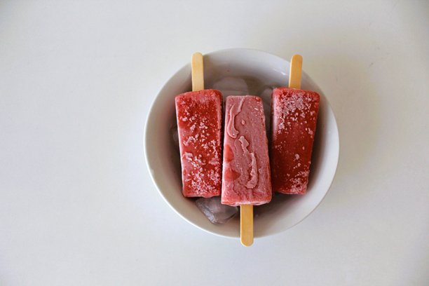 红心火龙果冰棒的横幅照片。素食冰棒，色彩鲜艳，带有火龙果风味，预留文字空间。图片下载